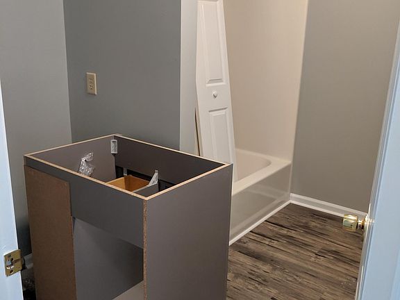 4th image of 136 Pebble Brook Ln