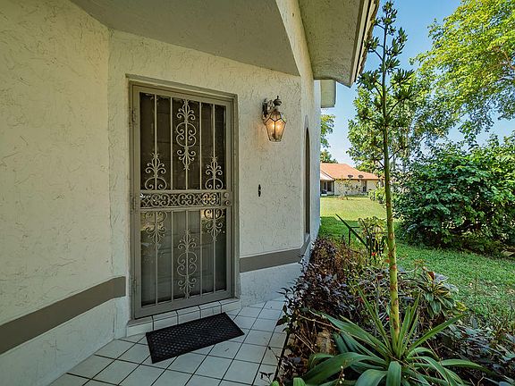 5th image of 5270 Helene Cir