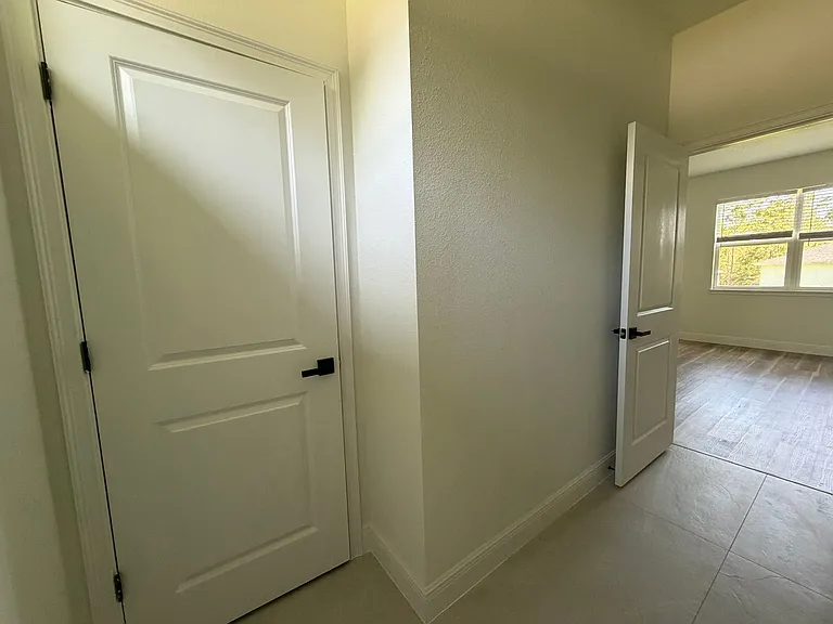 1852 W Quaker Ln — Photo 19