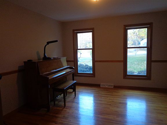 4th image of 4 Pineridge Ct