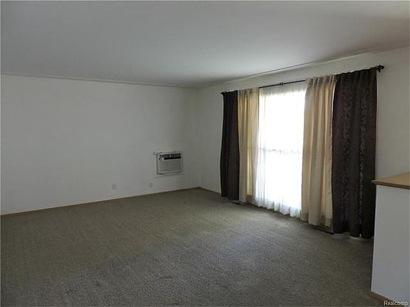 3rd image of 29715 Oakview St