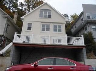 32 Oakdene Ter, Edgewater, NJ 07020