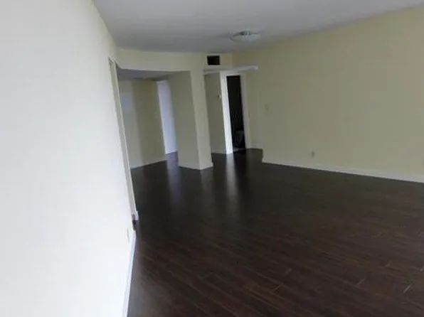 800 Parkview Dr, Hallandale, FL