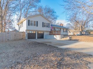 211 NW Redwing Dr, Lees Summit, MO 64063
