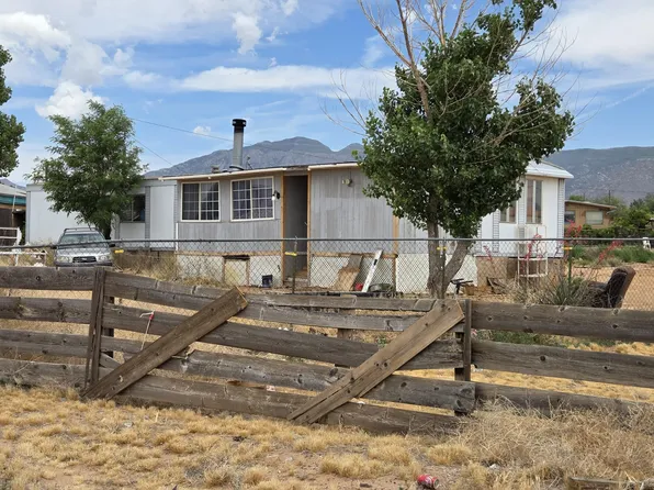 5 Meadowlake Ln, Los Lunas, NM 87031