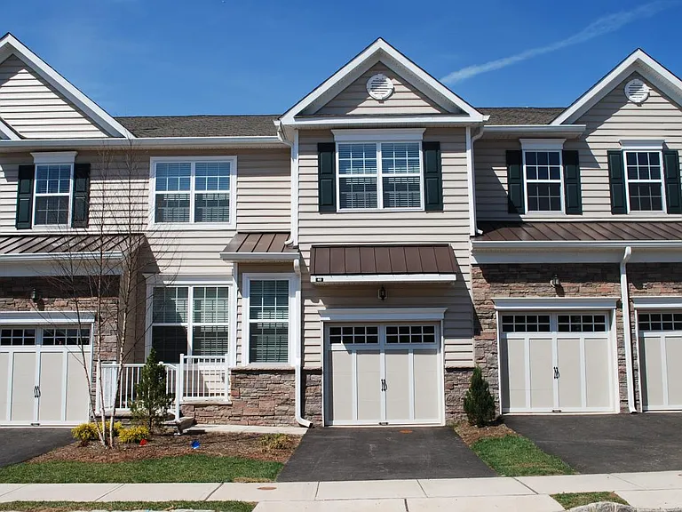 40 Autumn Ln — Photo 1