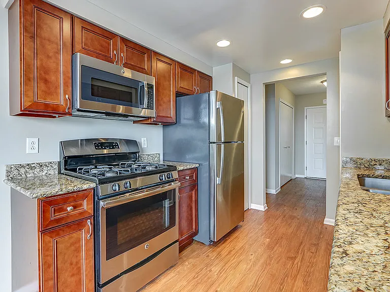 Four Seasons Apartments — Photo 36