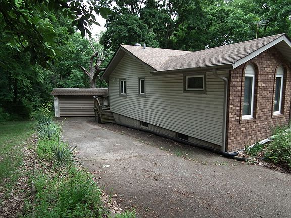 4th image of 18 Sheridan Dr