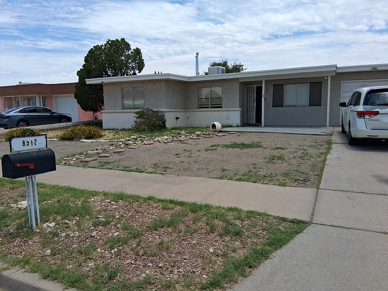 8512 Lakehurst Rd — Photo 1