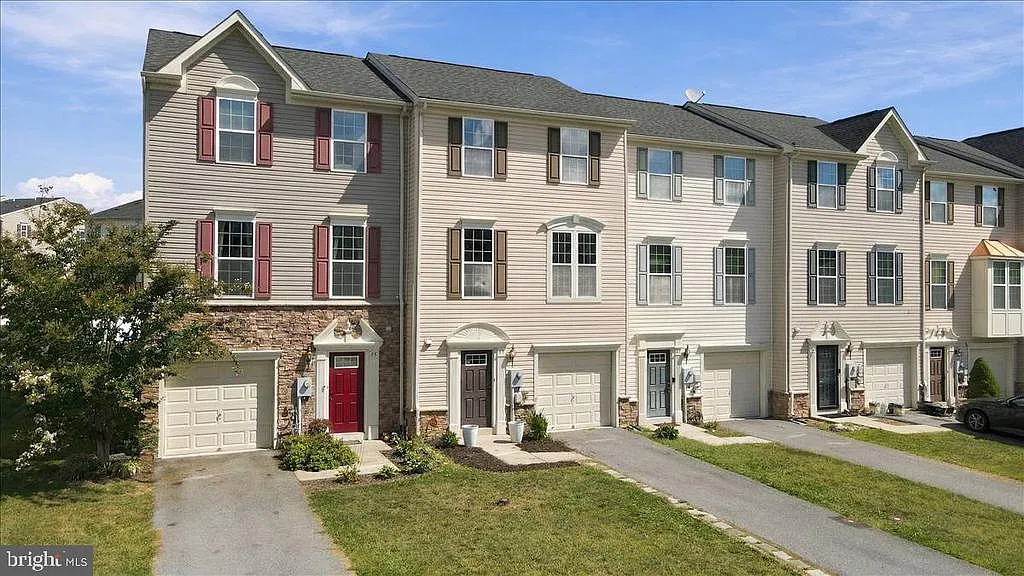 4 bed, 2.5 bath, 1962 sqft, $2,150 — Photo 3