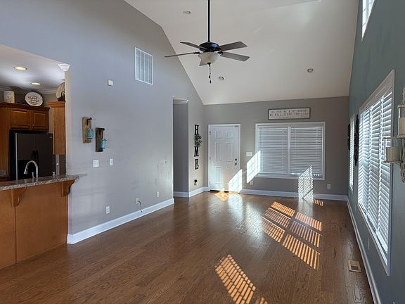 5th image of 105 Wisteria Ln