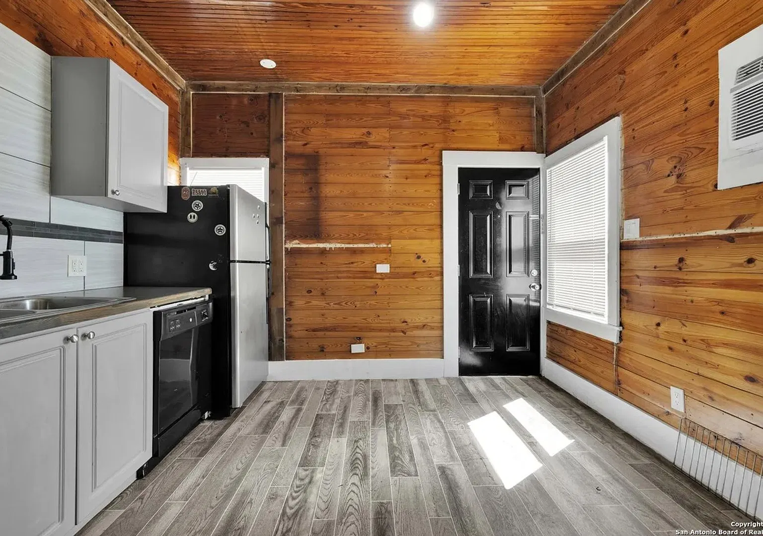Modern Loft-Style Studio Near Downtown San Antonio — Photo 1
