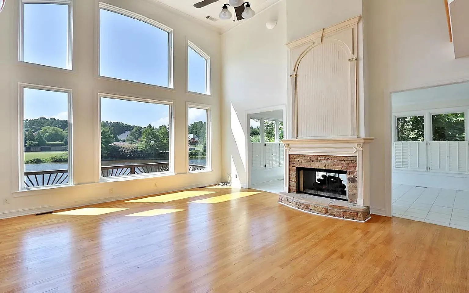 5 bed, 5945 sqft, $7,900 — Photo 4