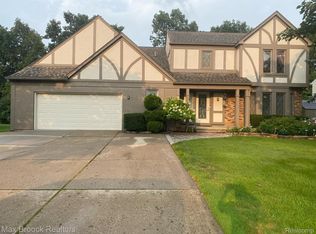5585 Greenbriar Dr, West Bloomfield, MI 48322