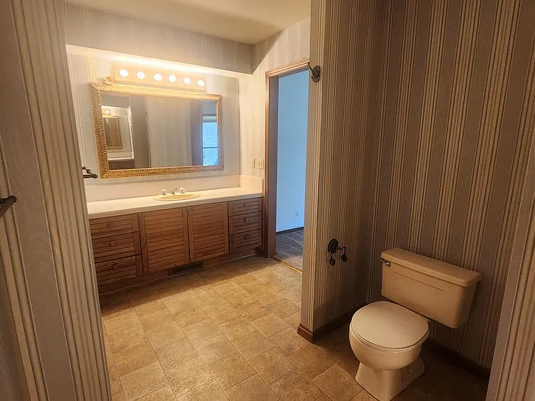 1811 Brookside Dr — Photo 14