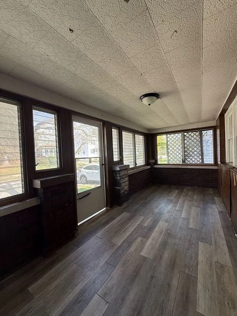 Land Contract Available - 2 Bedroom 1 Bathroom Home — Photo 2