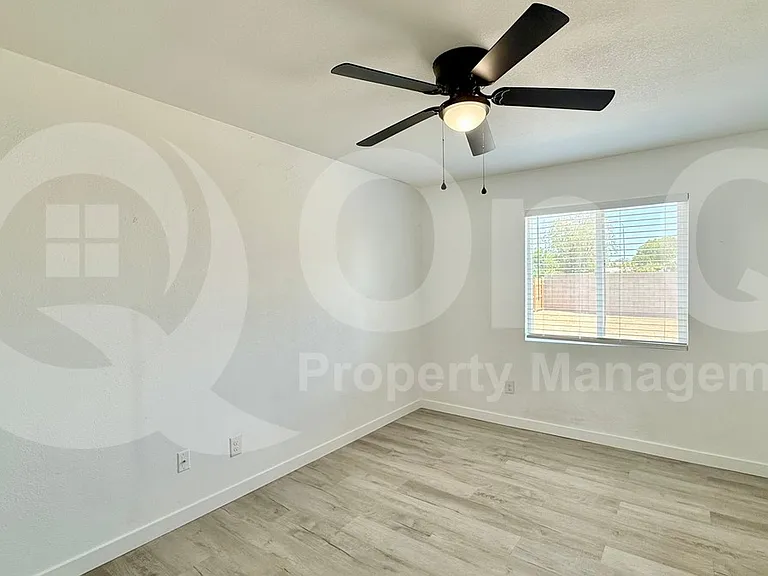 1653 N 69th Ave — Photo 9