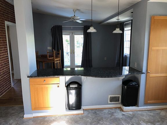 Bar between kitchen and family room
