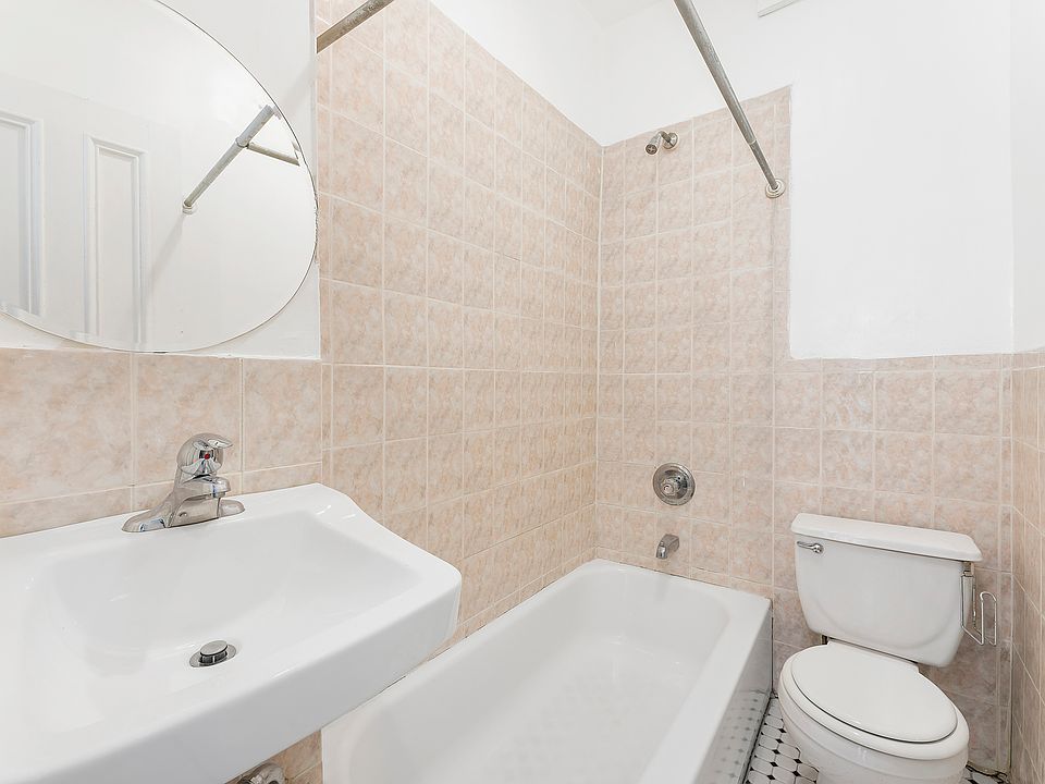 2nd image of 450 W 49th St #4