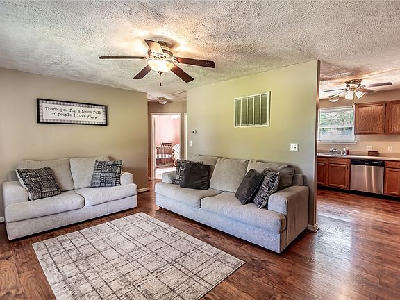 4th image of 729 Christian Ln