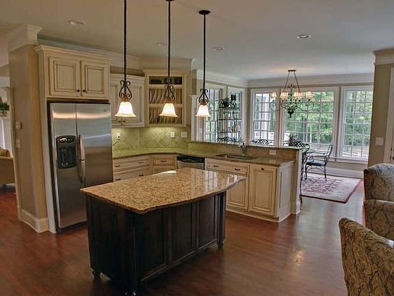 3rd image of 32 Galway Dr