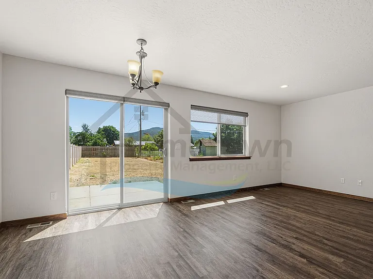 1622 E 3rd Ave — Photo 8
