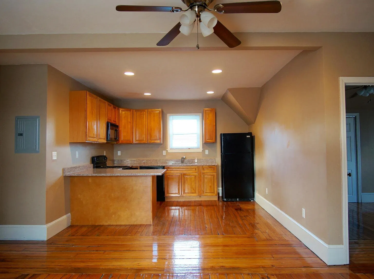 373 Bay View Ave — Photo 3