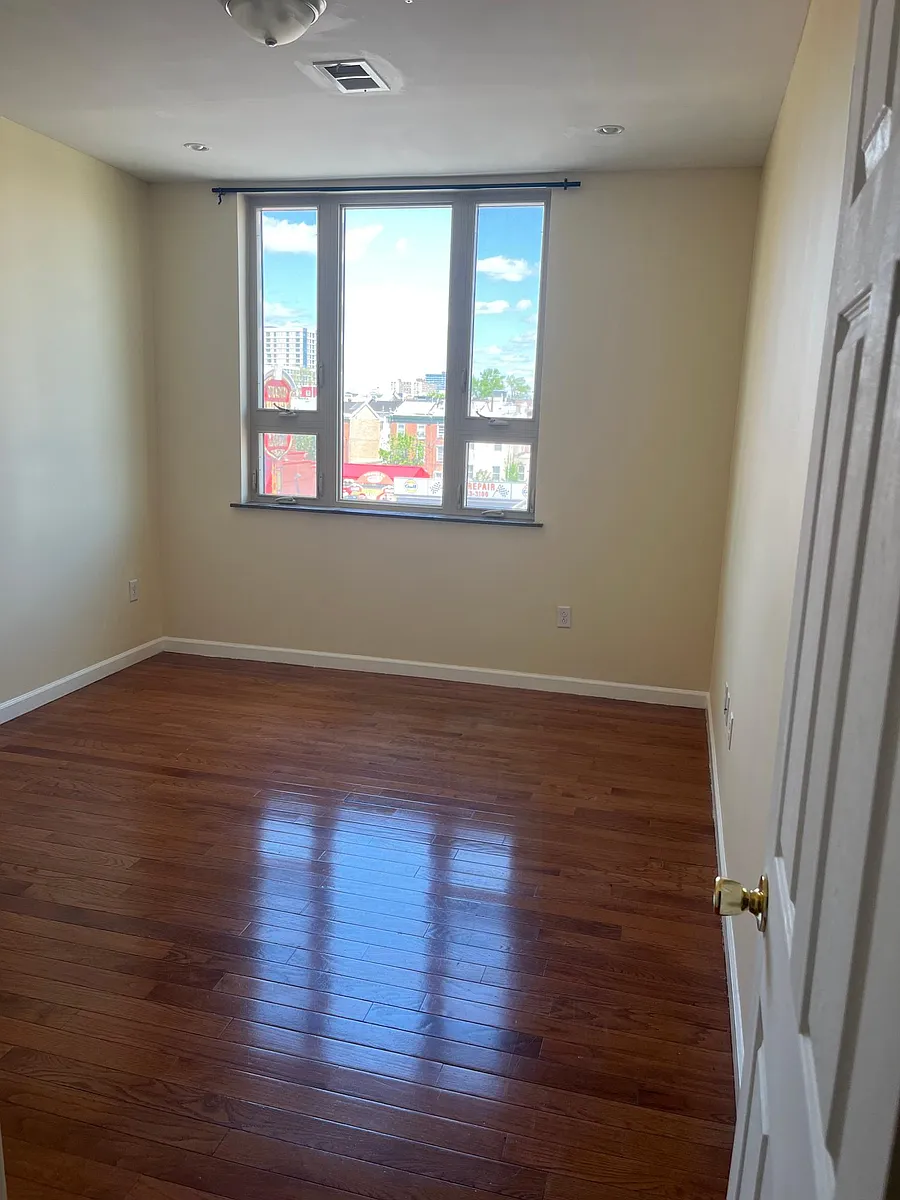 Building Photo - 1100 Spring Garden St #3A