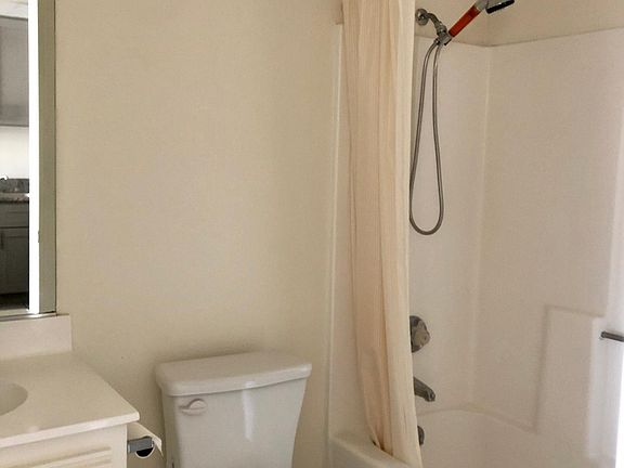 4th image of 655 N Commonwealth Ave #202
