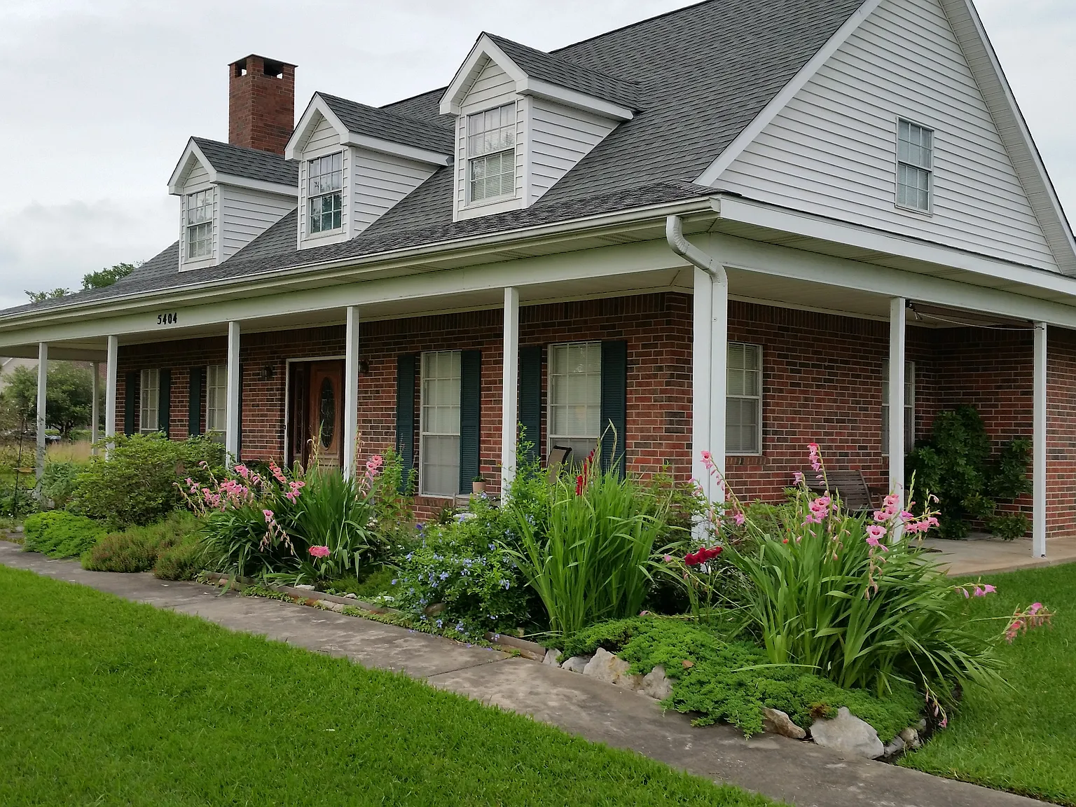 3 bed, 2.5 bath, 2361 sqft, $900 — Photo 1