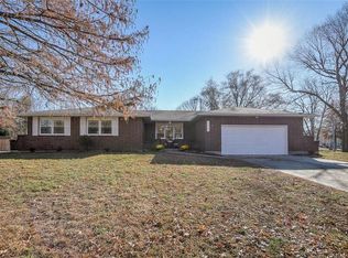1127 Pleasant Dr, Tonganoxie, KS 66086
