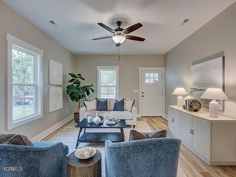 115 Jordan Ln — Photo 3