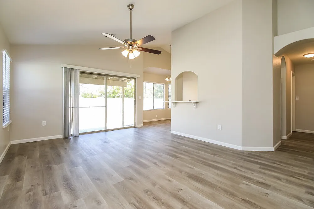 3 bed, 2.0 bath, 1233 sqft, $2,220 — Photo 4