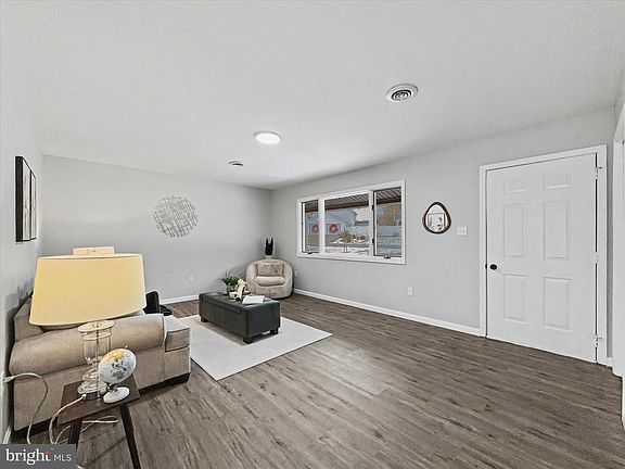 3rd image of 207 Steves Ln