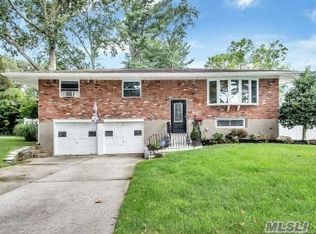 18 Bee Dr, Hauppauge, NY 11788