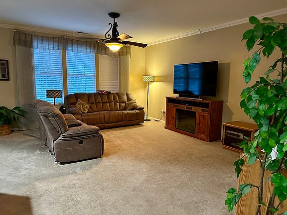 4th image of 803 Treetop Ln