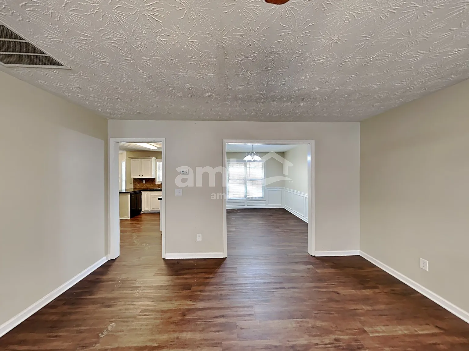 4 bed, 2.5 bath, 2082 sqft, $2,420 — Photo 3