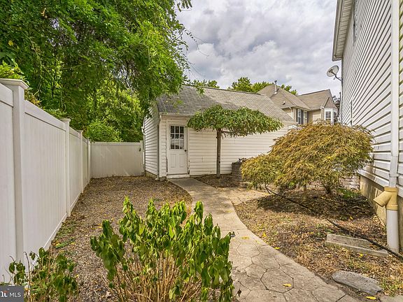 5th image of 146 Hamlet Ct