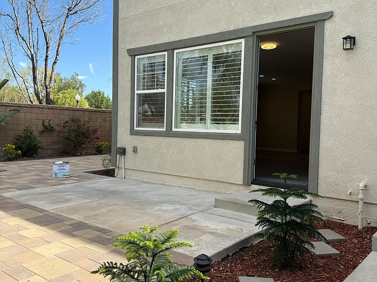 Eucalyptus Ave — Photo 18