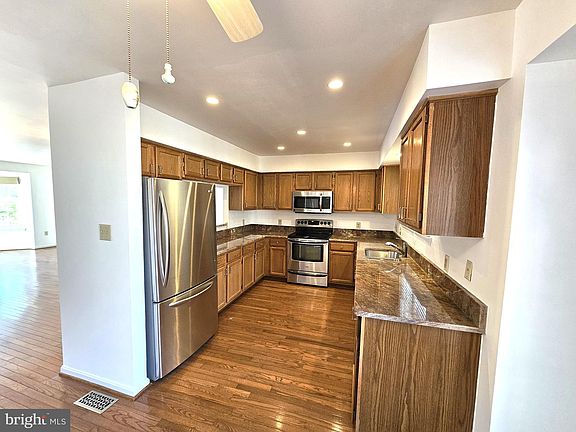 3rd image of 6031 Keble Dr