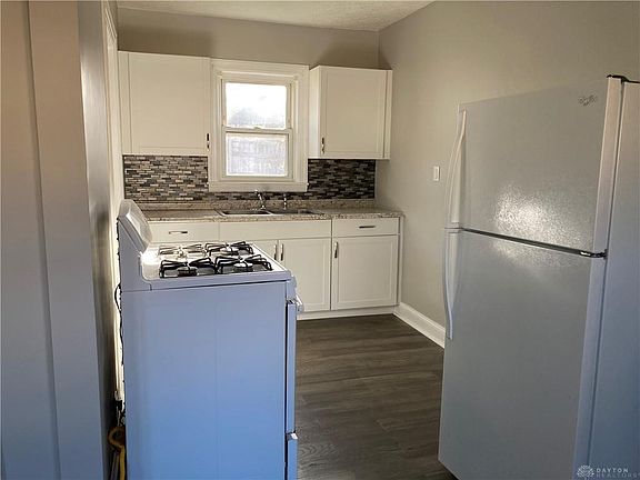 3rd image of 216 Fulton St