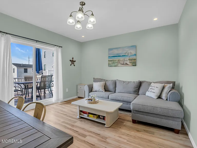 329 Franklin Ave — Photo 11
