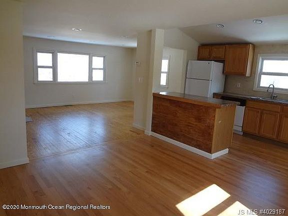 4th image of 85 Railroad Ave