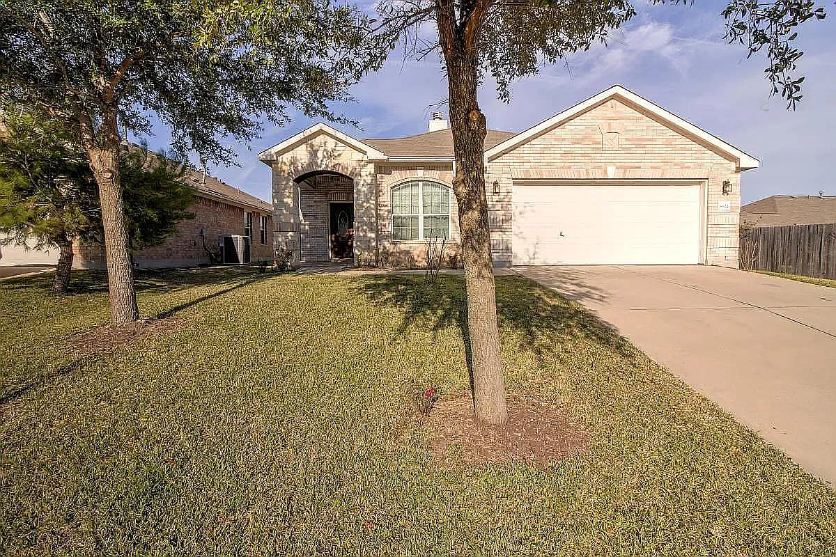 4 bed, 1963 sqft, $2,200 — Photo 2