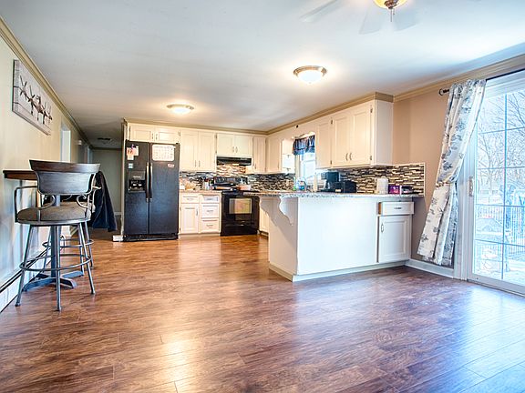 4th image of 102 Lincoln Ave