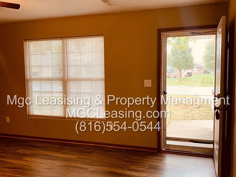 204-206 NW Parker Dr — Photo 3
