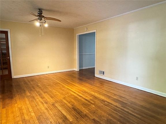 3rd image of 222 Pineview Dr