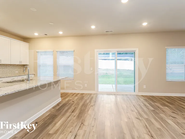 916 Clementine Rd — Photo 6