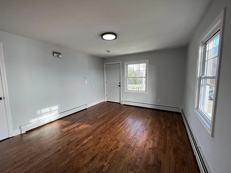 253 Sheffield Ave — Photo 3