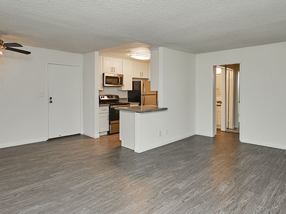 1st image of 700 NW Knoll Dr #204